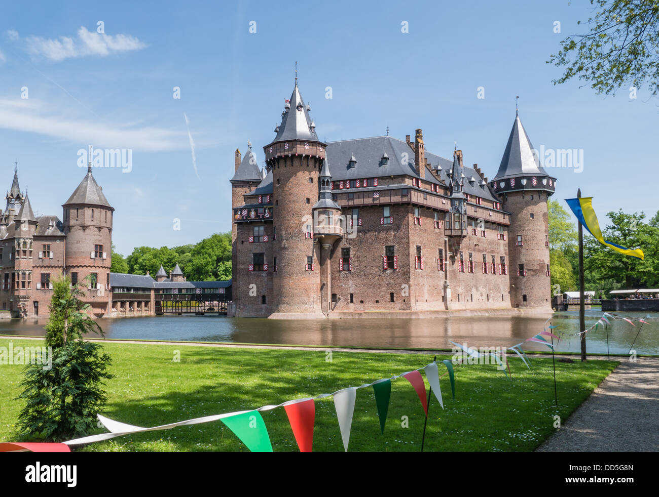 Castillo De Haar, en los Países Bajos es una fortaleza medieval con torres, murallas, canales y puentes levadizos Foto de stock