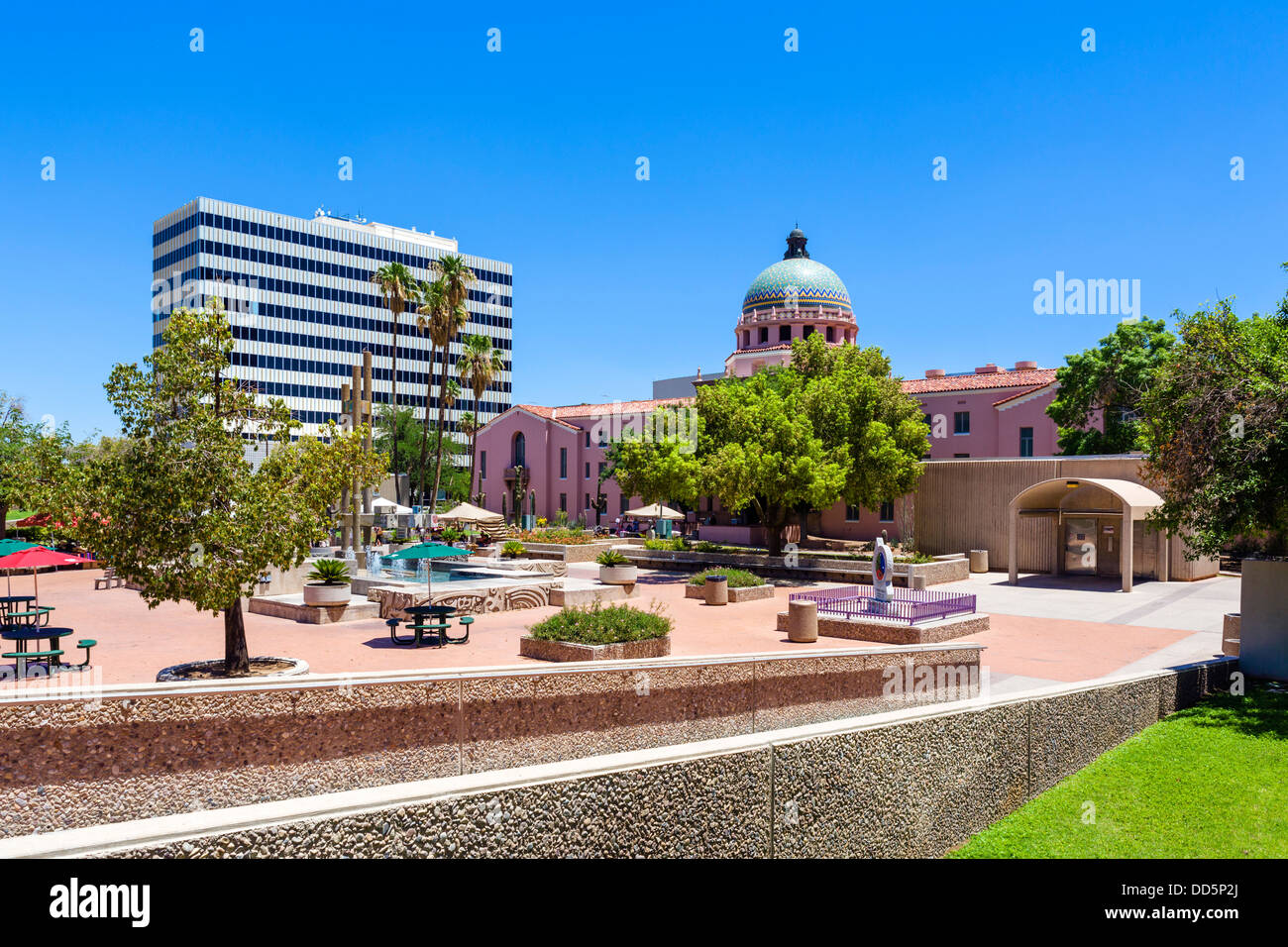 El Presidio Park mirando hacia Pima County Courthouse en el centro de Tucson, Arizona, EE.UU. Foto de stock