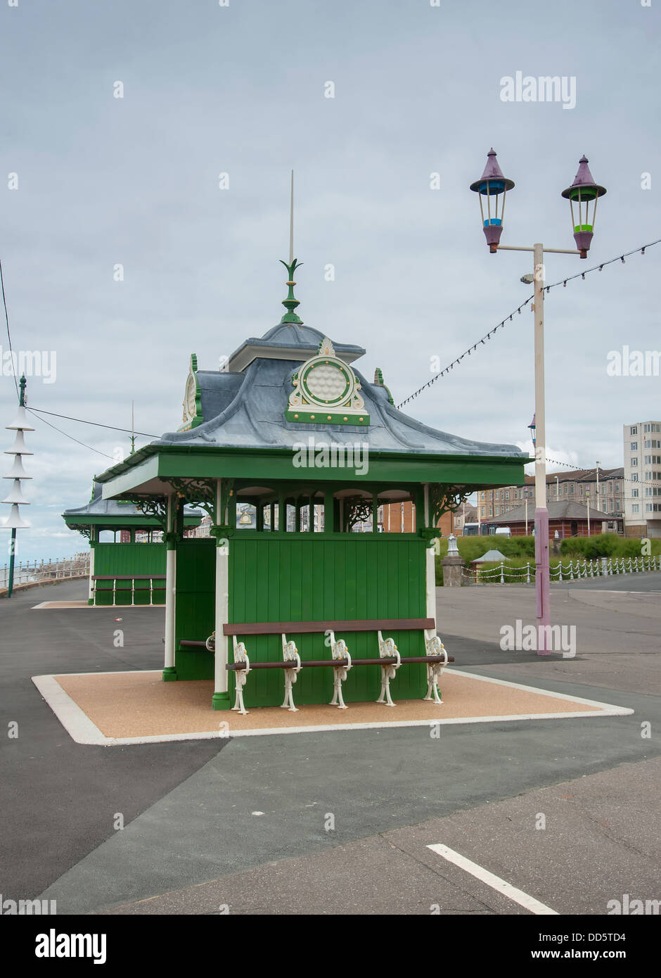 Victorian seafront asientos pintados de verde Foto de stock
