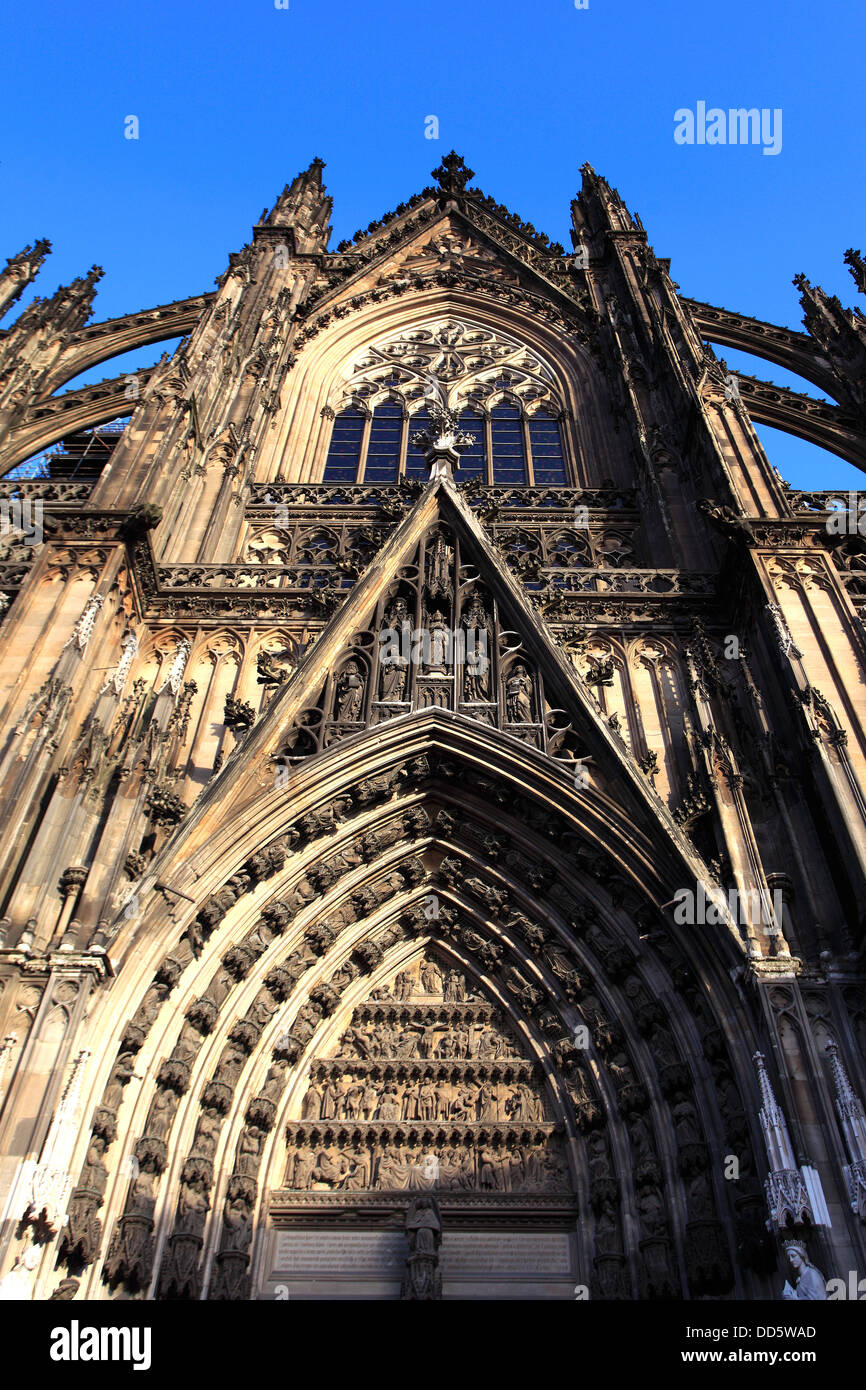 Ornamentación en piedra y detalles desde el exterior de la catedral de Colonia, la ciudad de Colonia, Renania del Norte-Westfalia, Alemania, Europa Foto de stock