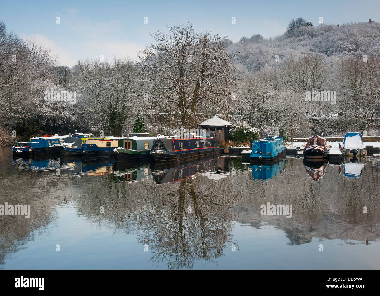 Canal narrowboats en sus amarres en un día claro los inviernos fríos en yorkshire Foto de stock
