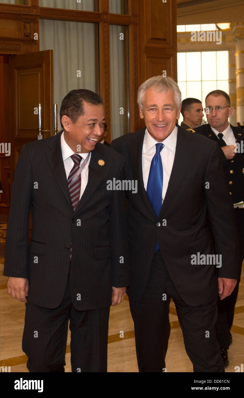El Secretario de Defensa de EE.UU Chuck Hagel se reúne con el Ministro de Energía de Brunei Pehin Dato Yasmin en el Empire Hotel 27 de agosto de 2013 en Bandar Seri Begawan, Brunei. Foto de stock