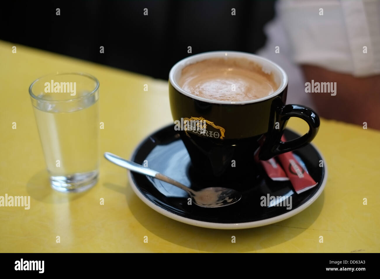 Persona disfrutando de un café en un café de París. Foto de stock