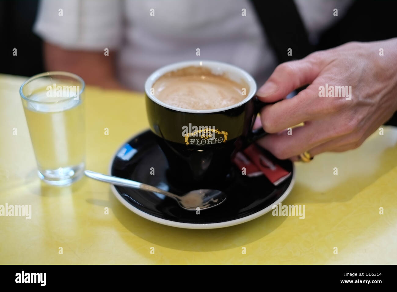 Persona disfrutando de un café en un café de París. Foto de stock