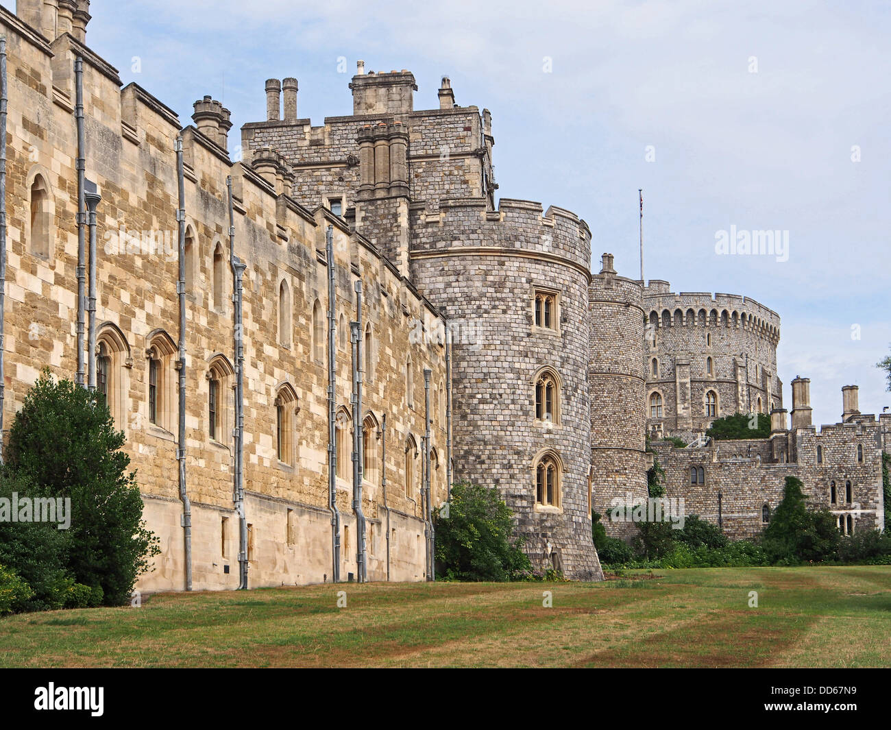 El Castillo de Windsor, al sur-oeste de pared exterior, con torre redonda en segundo plano. Foto de stock