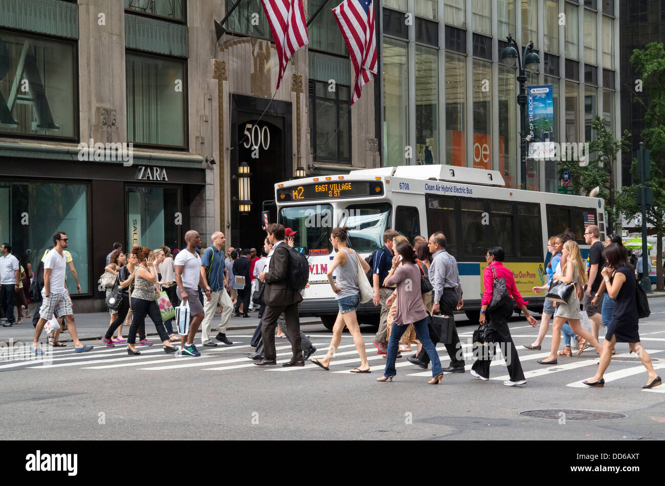 La gente que cruza una calle de Nueva York, en la Ciudad de Nueva York Foto de stock