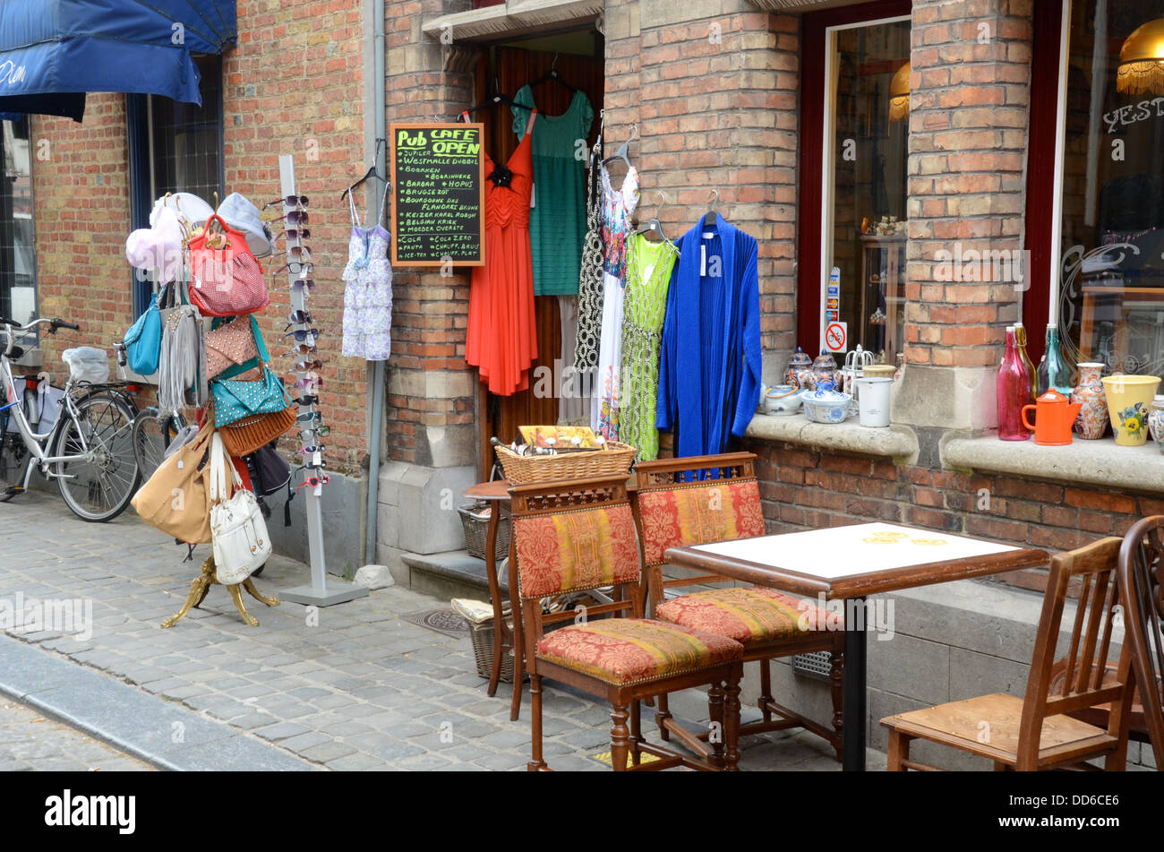 Vintage tienda y cafetería, Brujas, Bélgica Fotografía de stock - Alamy