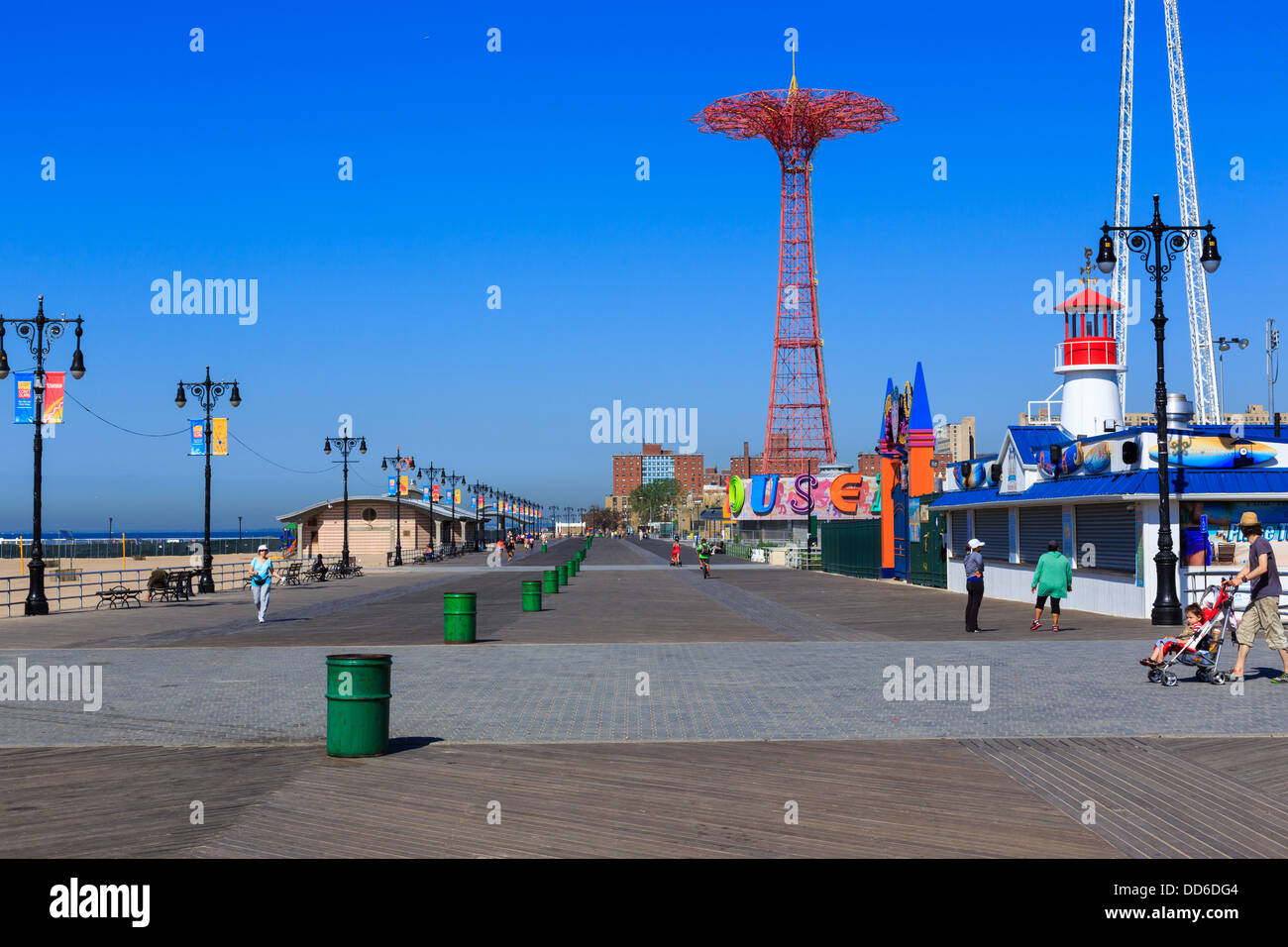 Una fotografía de Coney Island en Brooklyn, Nueva York. La ciudad de Nueva York. Rodado en un día muy caliente y claro sin nubes en el cielo en 2013. Foto de stock
