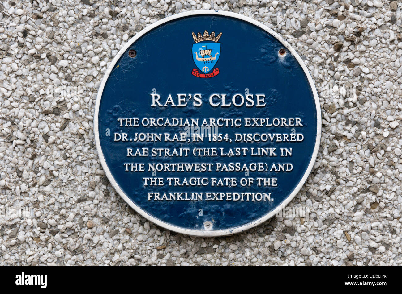 Una placa en la RAE está cerca, Stromness, conmemora el explorador ártico Dr John Rae, que nació en las Islas Orcadas. Foto de stock