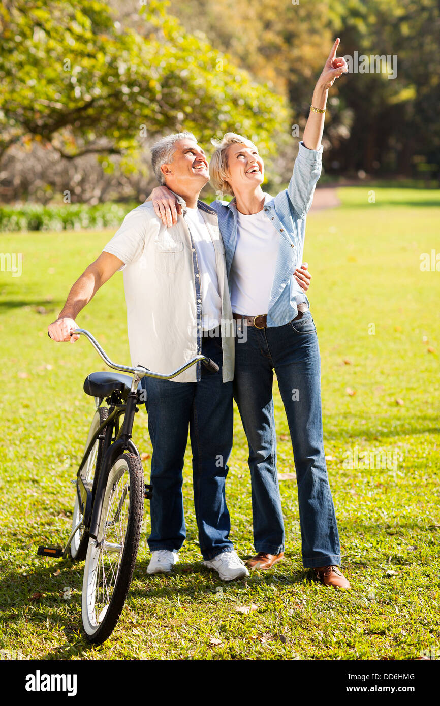 Feliz pareja de mediana edad caminando en el parque Foto de stock