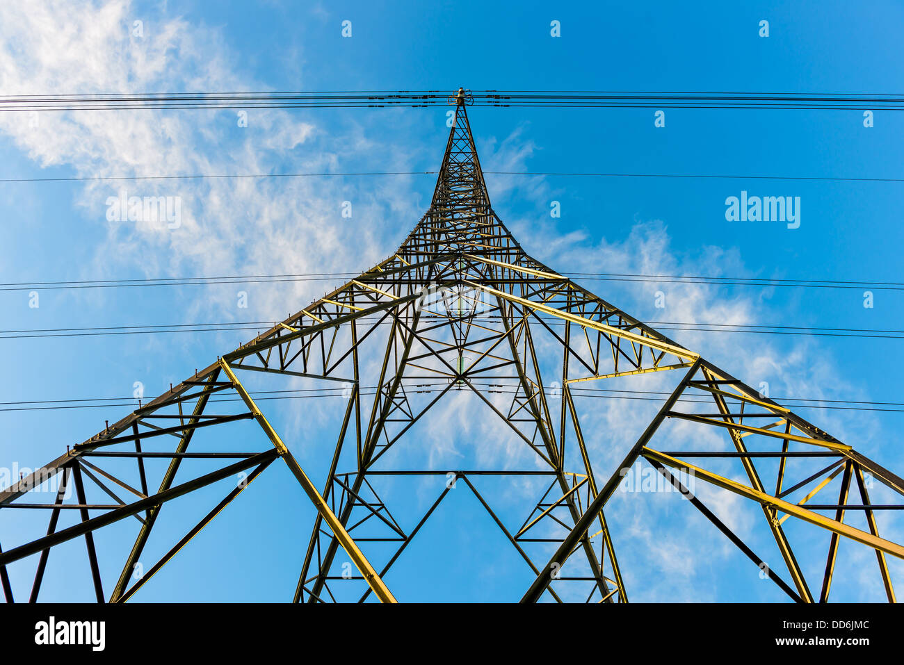 Mirando hacia la parte superior de un poste eléctrico en Yorkshire, Inglaterra Foto de stock