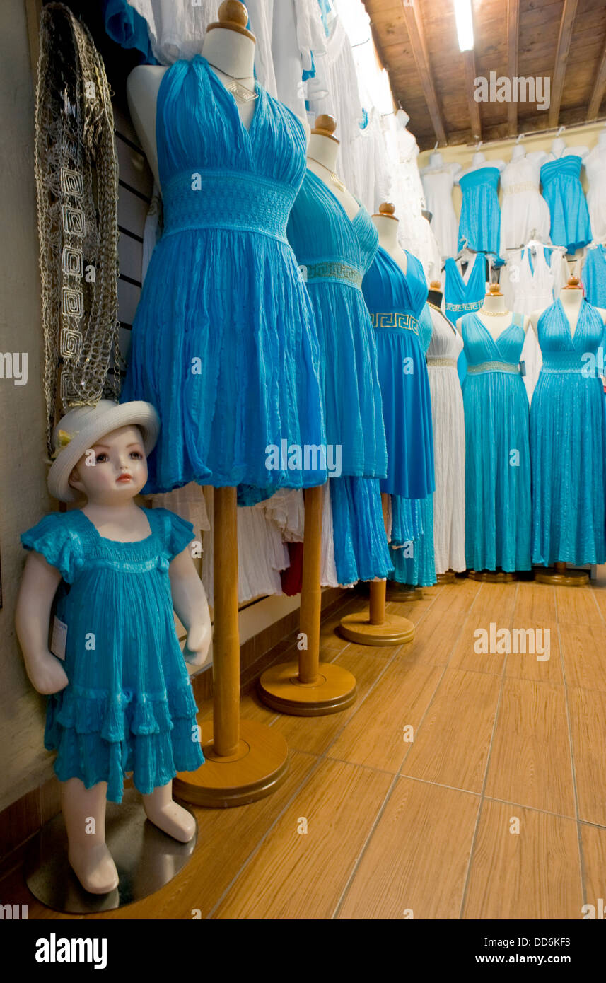 Poco manneken en ladies dress shop, Lindos, Rodas, Grecia Fotografía de  stock - Alamy