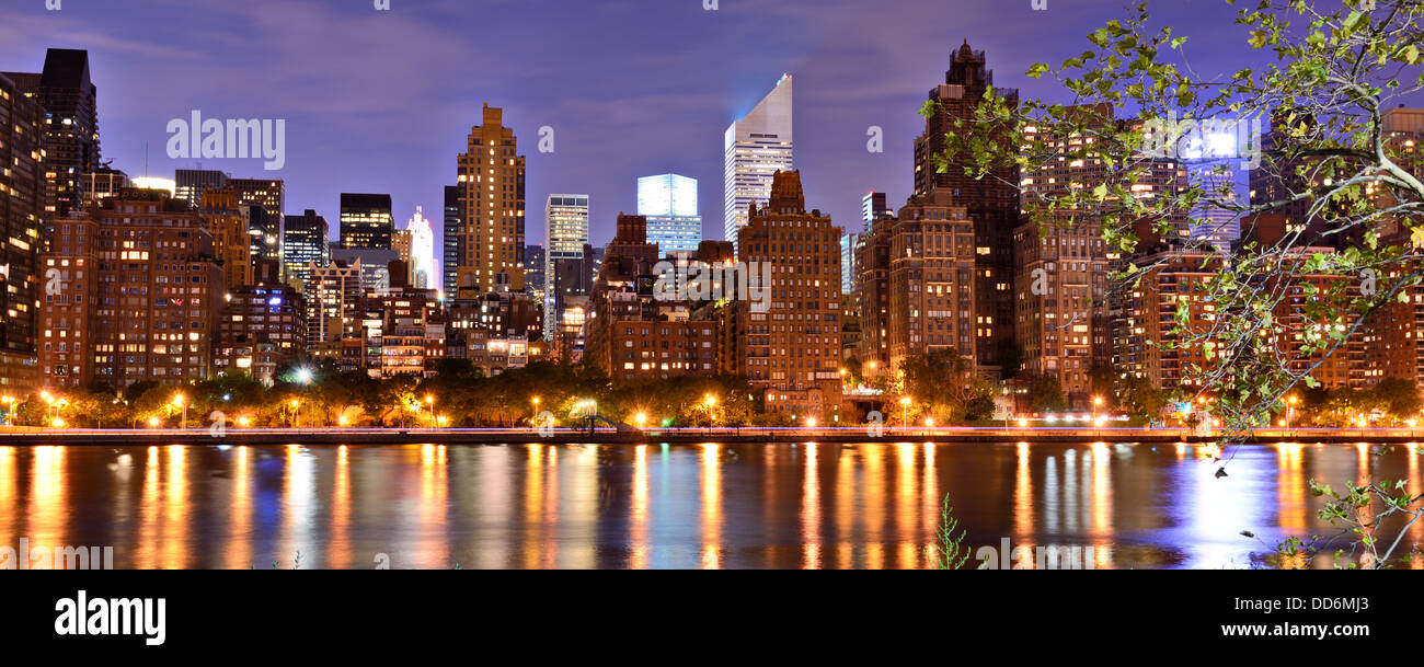 Panorama de la ciudad de Nueva York, abarcando desde el Bajo Manhattan a Brooklyn cruzando el East River. Foto de stock