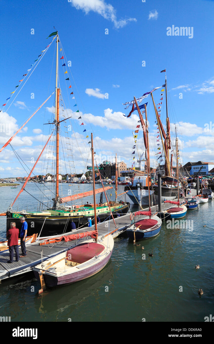 Wells junto al mar Día del puerto, Norfolk, Inglaterra Inglés costa alberga a la localidad costera de ciudades, barcos Foto de stock