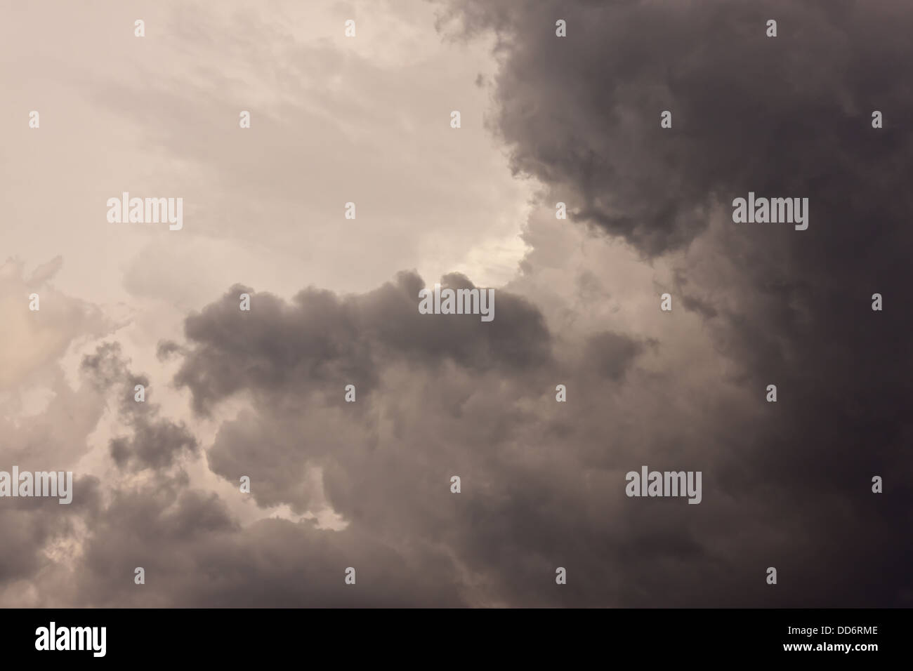 Una nube oscura en el día de lluvia Foto de stock