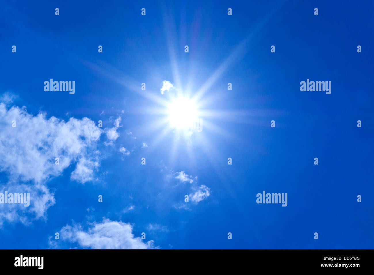 Sol y cielo azul Foto de stock