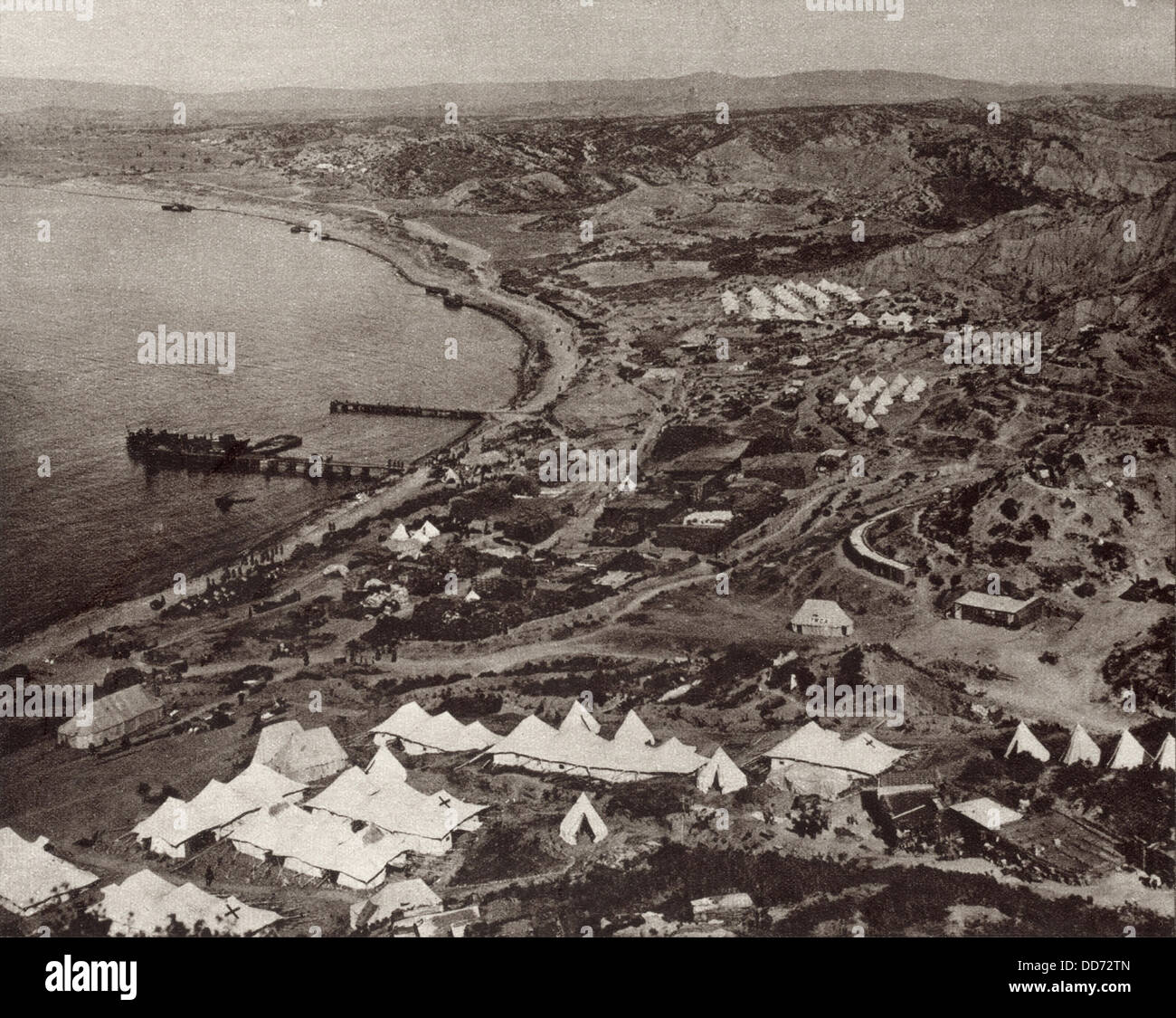 Guerra Mundial 1. Playa en forma de media luna en Gallipoli con el campamento británico en la punta sur de la península de Gallipoli Foto de stock