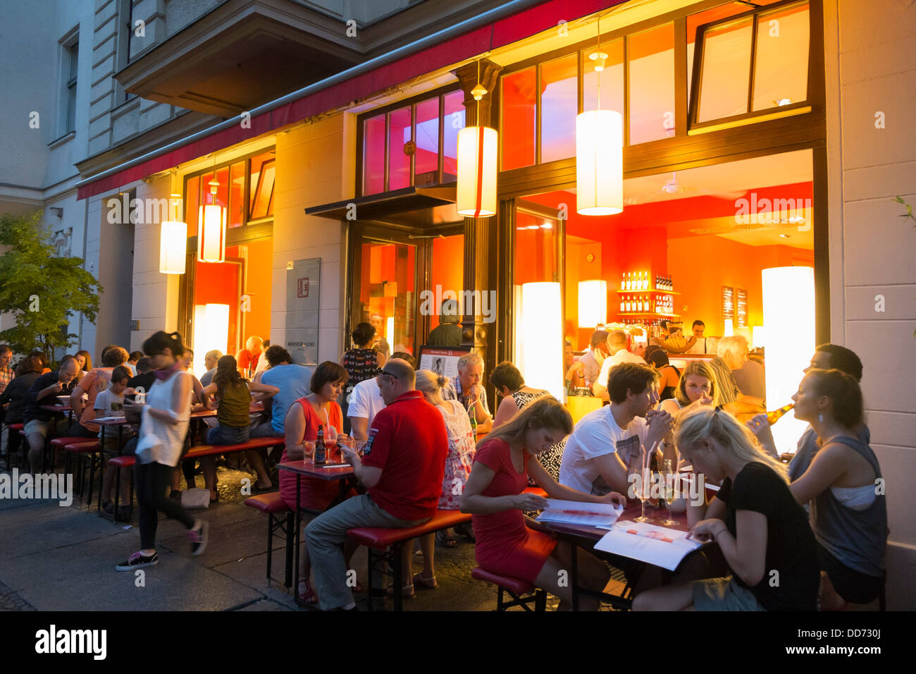 Vista de noche ajetreada de Monsieur Vuong popular restaurante vietnamita en Berlín Mitte Alemania Foto de stock