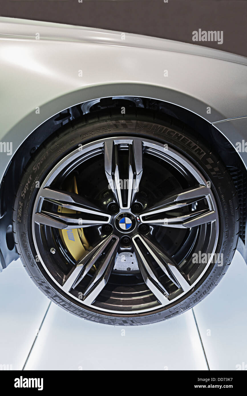 Alemania, Baviera, Munich, llantas y neumáticos de automóviles de BMW M6  Gran Coupe, cerrar Fotografía de stock - Alamy