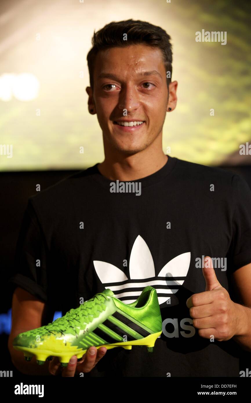 Madrid, España. 28 Aug, 2013. Jugador del Real Madrid Mesut Ozil se une a  la familia de adidas adidas Store en el Santiago Bernabeu el 28 de agosto  de 2013 en Madrid: