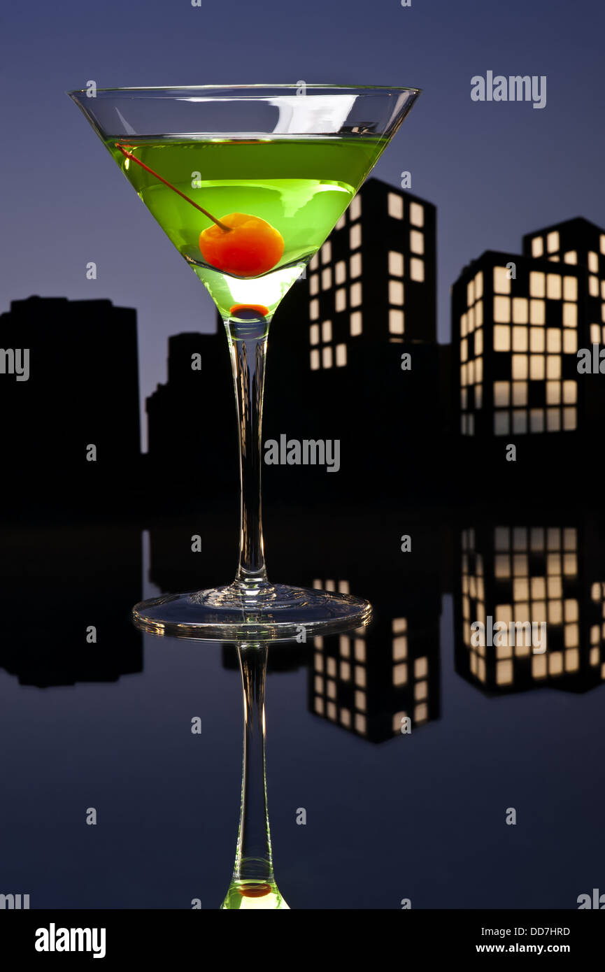 Metropolis coctel martini de manzana en de Skyline Fotografía - Alamy