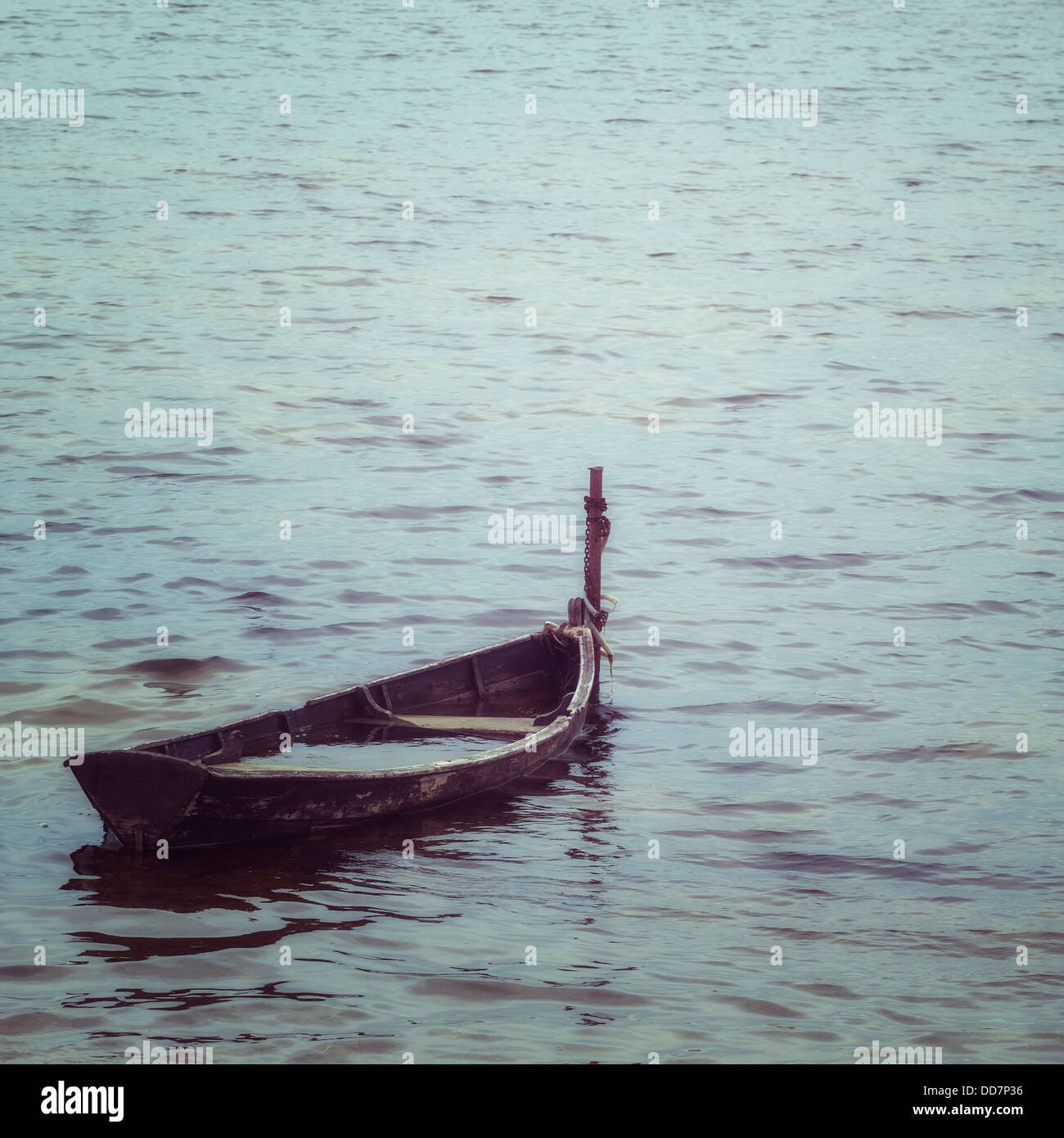Y el viejo barco de madera hundido, casi Foto de stock
