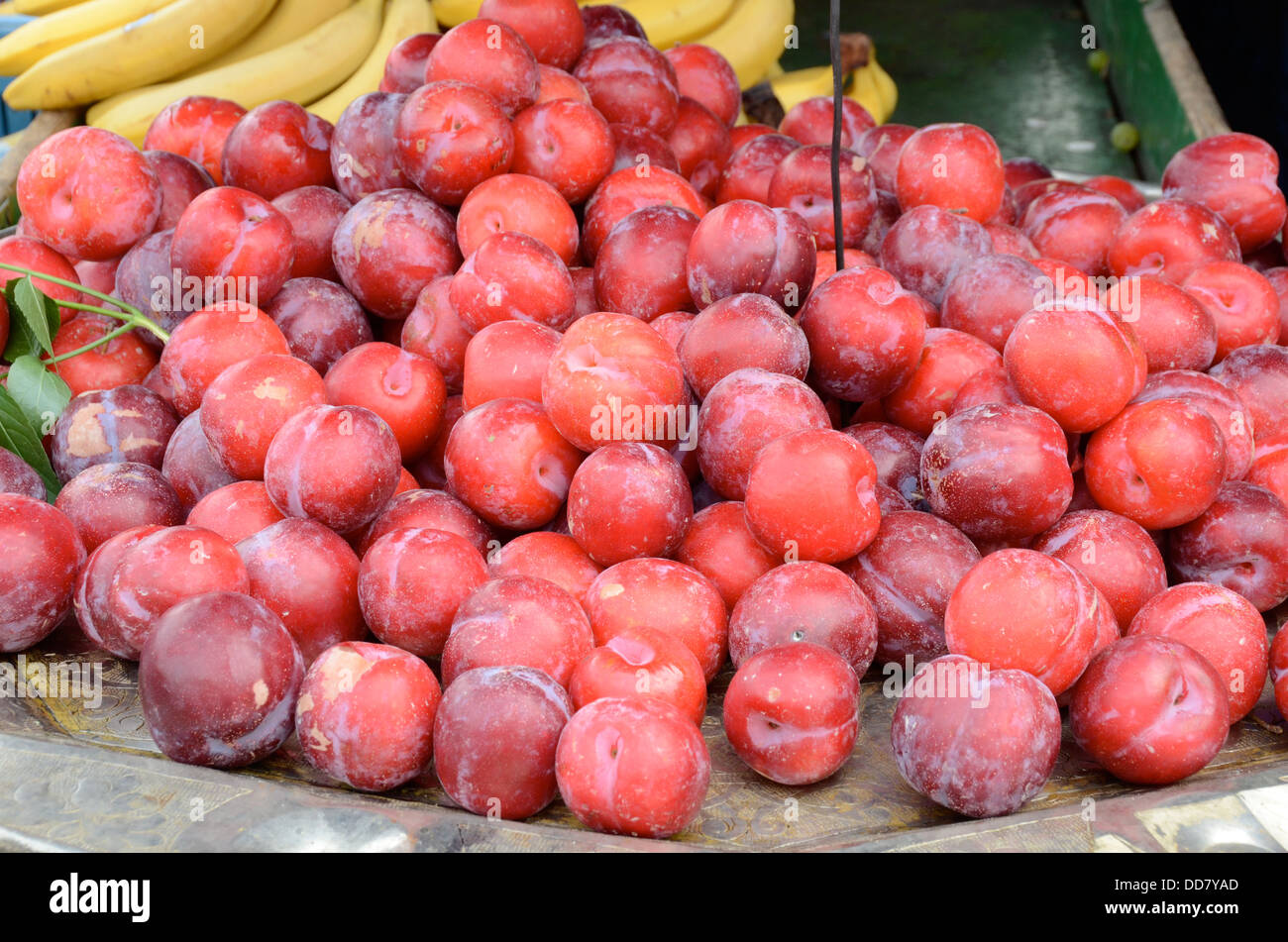 Ciruelas en puesto en el mercado Foto de stock