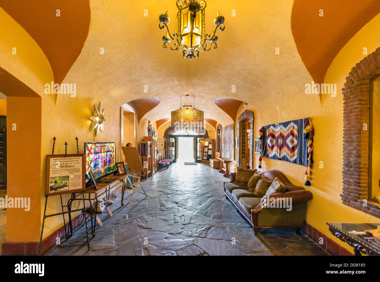 Hall de entrada del histórico Hotel La Posada, Winslow, Arizona, EE.UU. Foto de stock