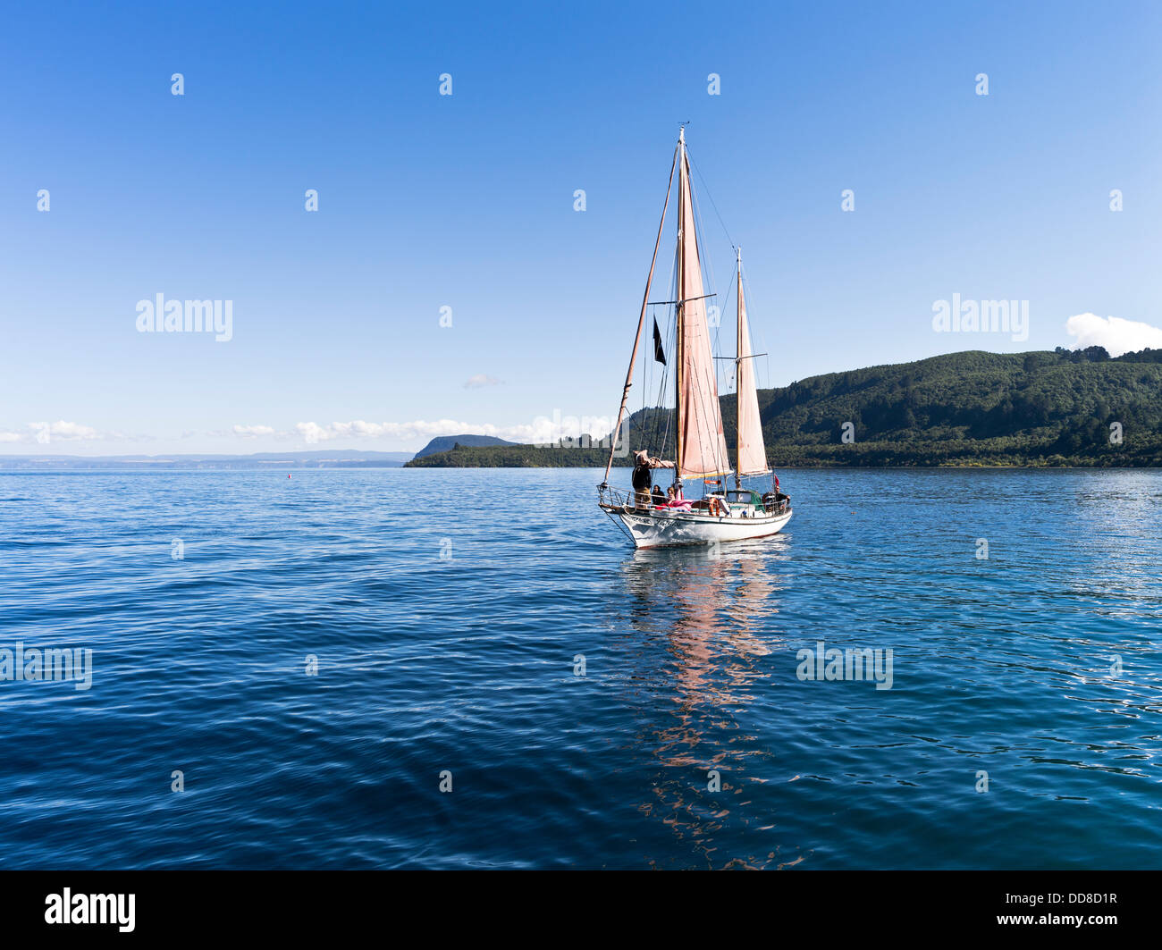 dh LAGO TAUPO NUEVA ZELANDA Barco de navegación lago costa turismo gente Foto de stock