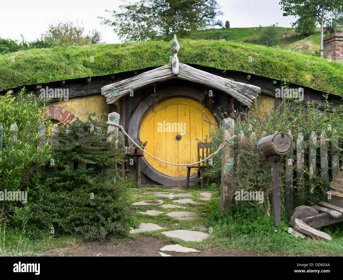 Dh Hobbits puerta NUEVA ZELANDIA HOBBITON cottage garden película movie site de El Señor de los anillos films hobbit house la tierra media Foto de stock