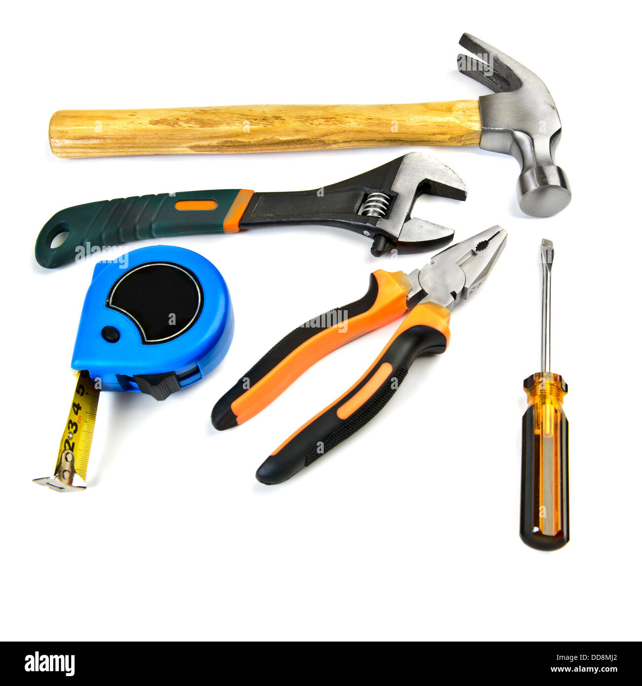 Un martillo, alicates, llave inglesa, destornillador y cinta métrica aislado sobre fondo blanco. Foto de stock