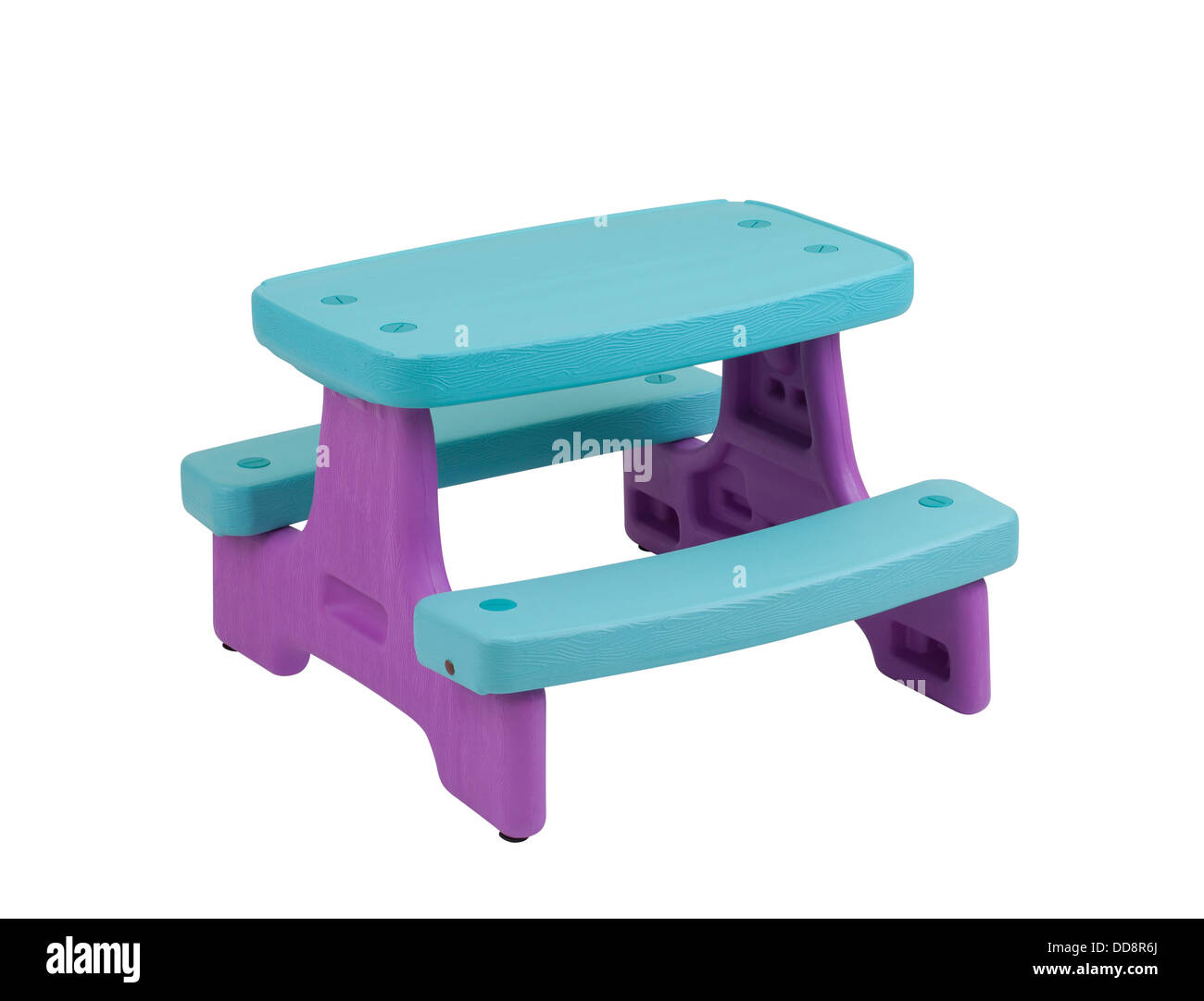 Una mesa de plástico con los bancos se sienta para niños Fotografía stock - Alamy