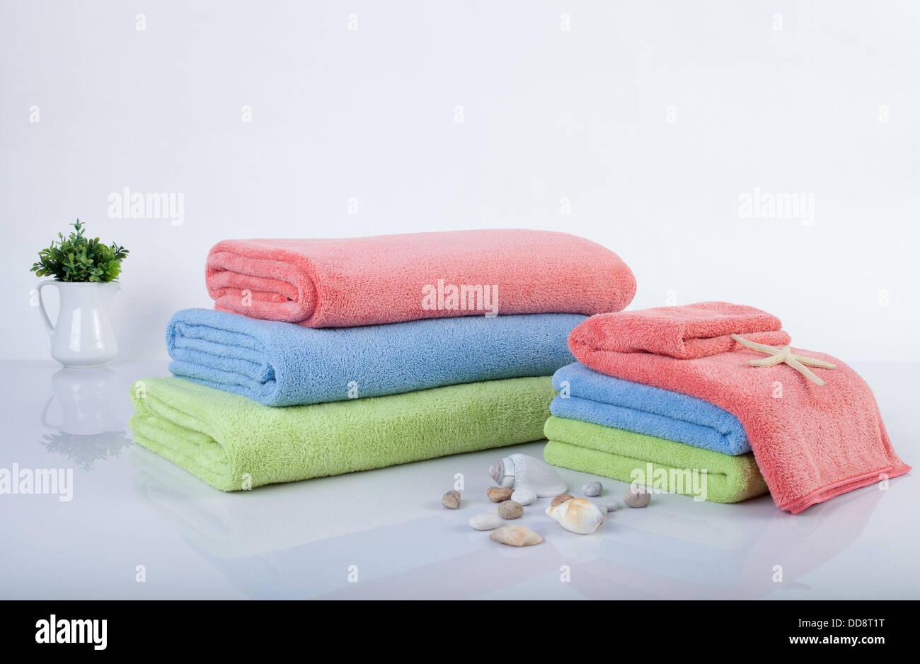 Pila de toallas multicolores Foto de stock