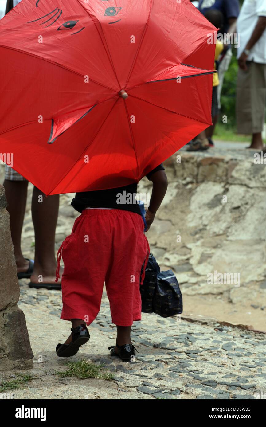 seré fuerte Sedante compuesto Imagen de cuerpo completo desde atrás desde la pequeña muchacha africana a  pie, llevando una sombrilla roja, Victoria Falls, Zimbabwe, Sur Fotografía  de stock - Alamy