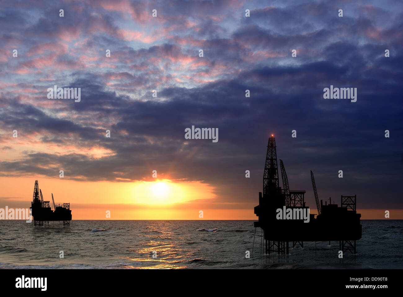 Plataforma petrolífera en sunset antecedentes Foto de stock