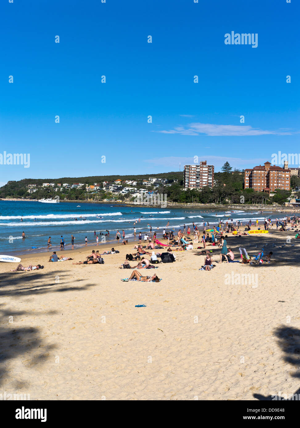 Dh playa Manly MANLY AUSTRALIA multitudes australiano gente de playa sol Sydney Foto de stock