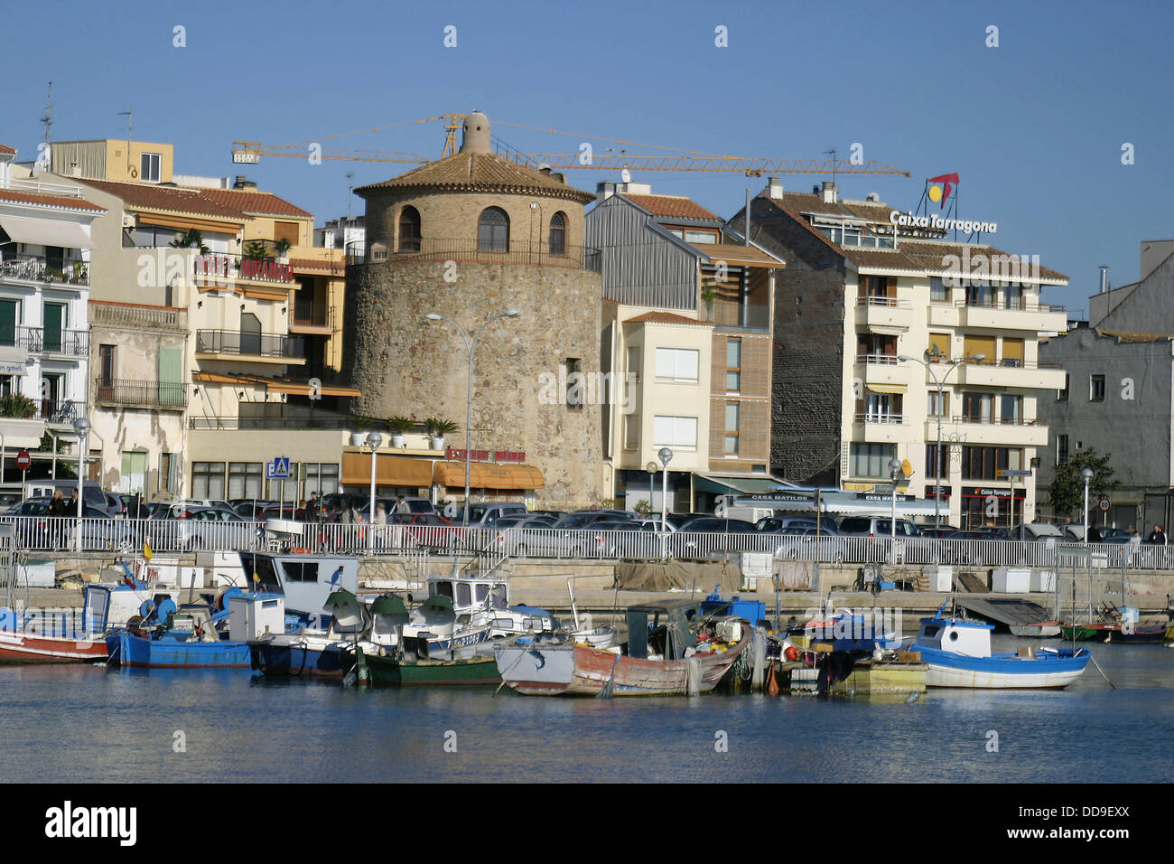 Barcos de pesca y de la torre del puerto de Cambrils. La provincia de  Tarragona, en Cataluña. España Fotografía de stock - Alamy