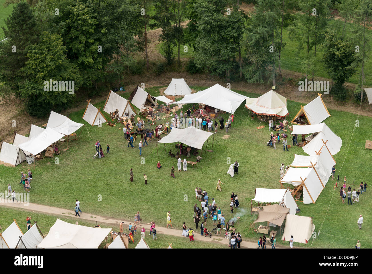 La gente que visita las tiendas y jugar juegos medievales en Bouillon Bélgica Foto de stock