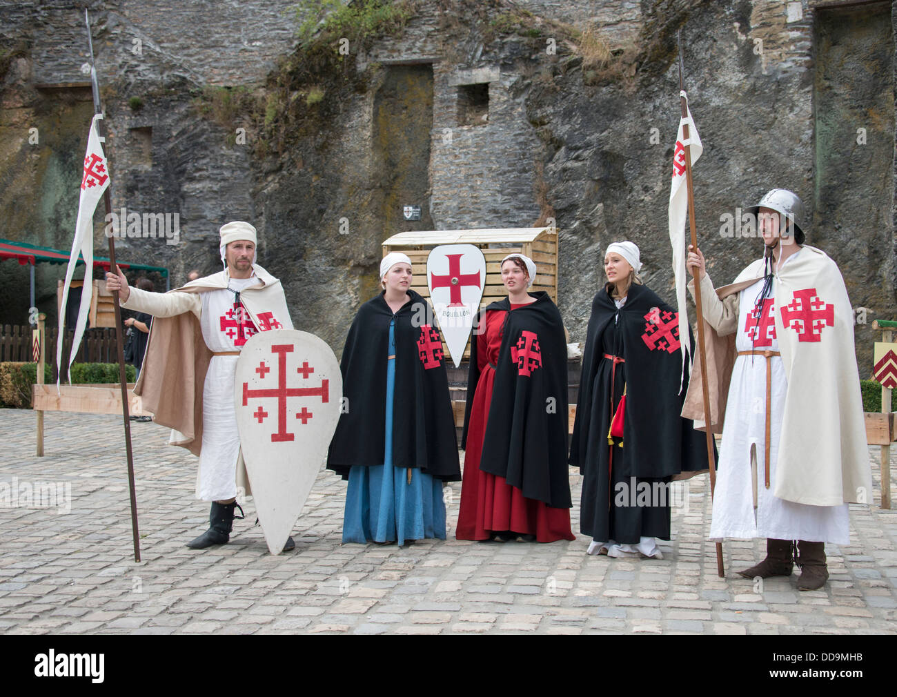 Gente vestida con ropa medieval en cubitos como caballero y princesa de los juegos medievales anual Foto de stock