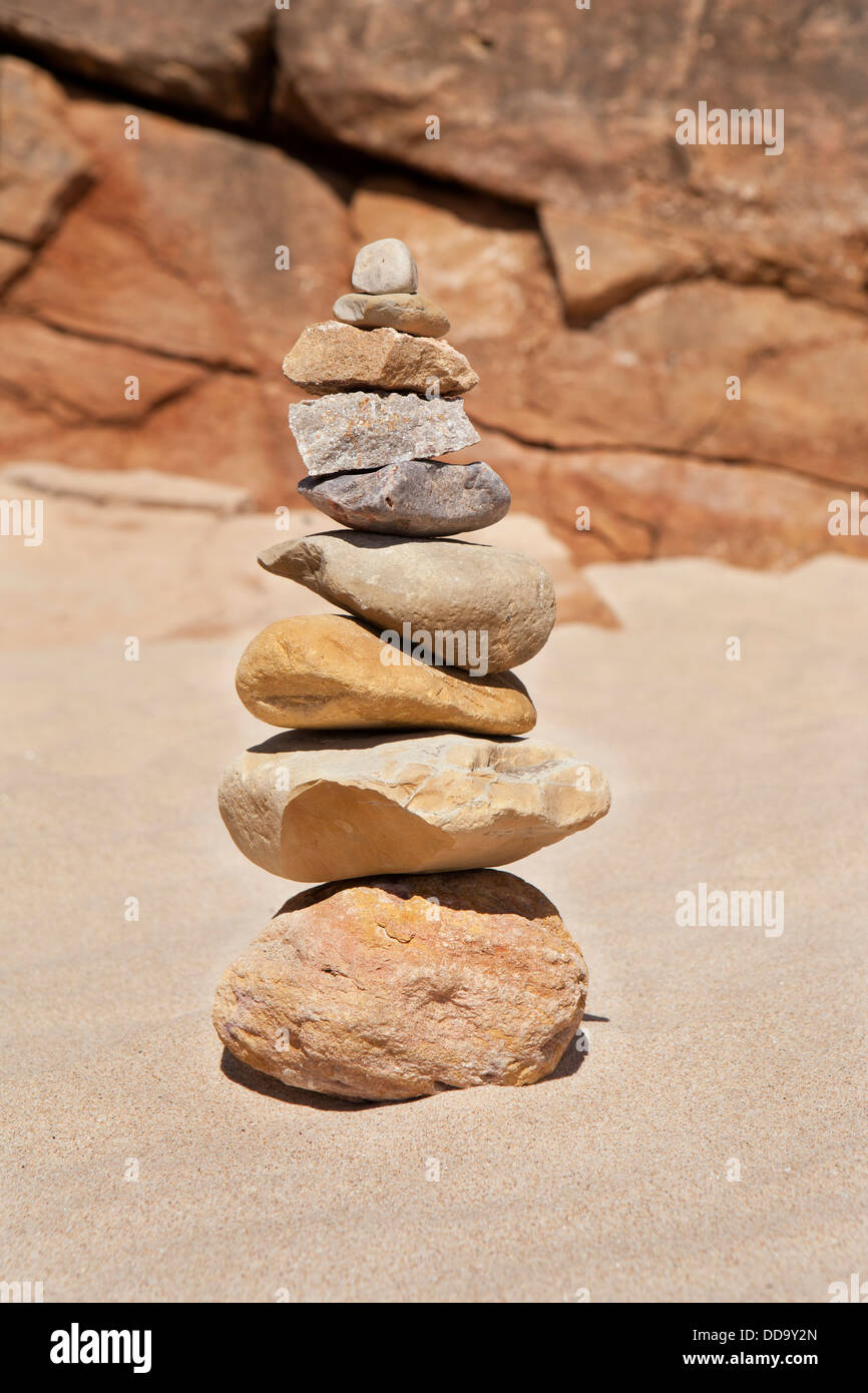 Portugal, Vista de piedra stapel por playa Foto de stock
