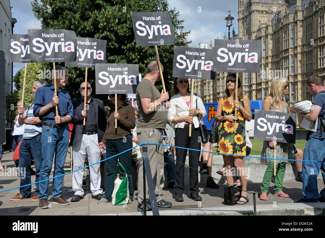 Westminster, Londres, Reino Unido. 29 Aug, 2012. Protesta contra la acción militar en Siria. El Parlamento recordó a debatir posibles medidas contra el régimen sirio. Foto de stock