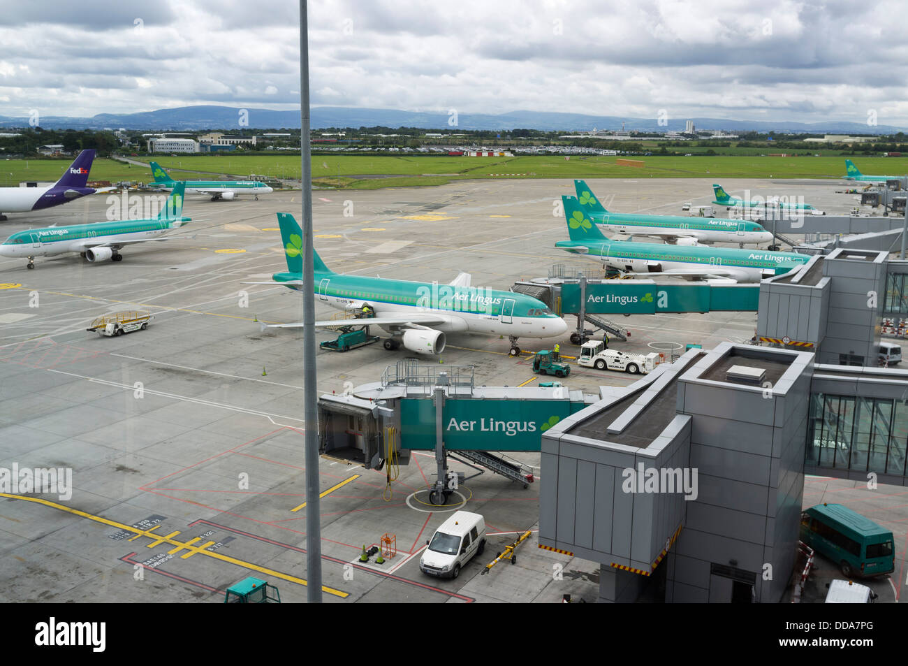 Aer aviones estacionados sobre el asfalto en Terminal 2 del aeropuerto de Dublín, Irlanda Fotografía de stock - Alamy