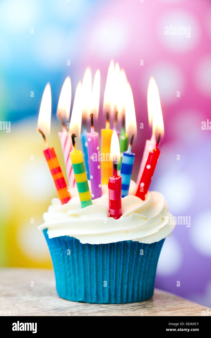 Magdalenas decoradas con coloridas velas de cumpleaños Fotografía de stock  - Alamy