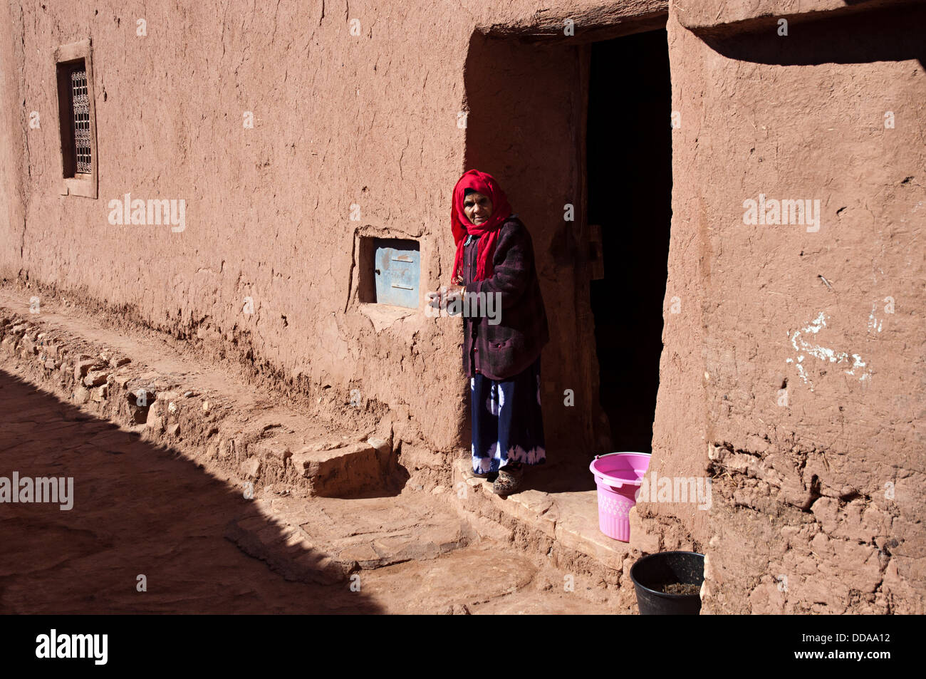 Mujer bereber en su casa umbral en Ait Benhaddou kasbah, Marruecos Foto de stock