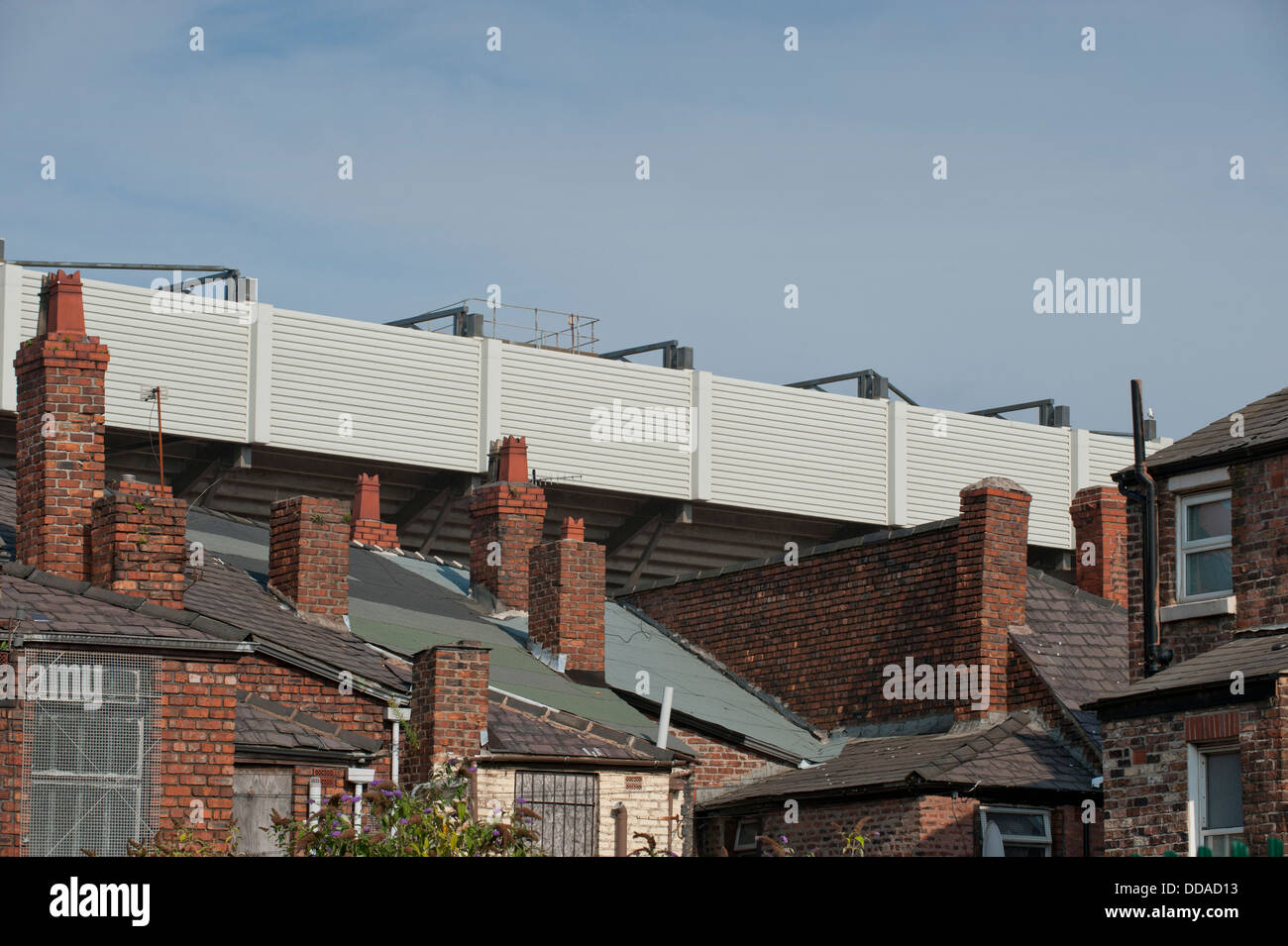 La Spion Kop final del Estadio Anfield en Liverpool domina muchas de sus vecinas condenó las casas. (Uso Editorial solamente) Foto de stock
