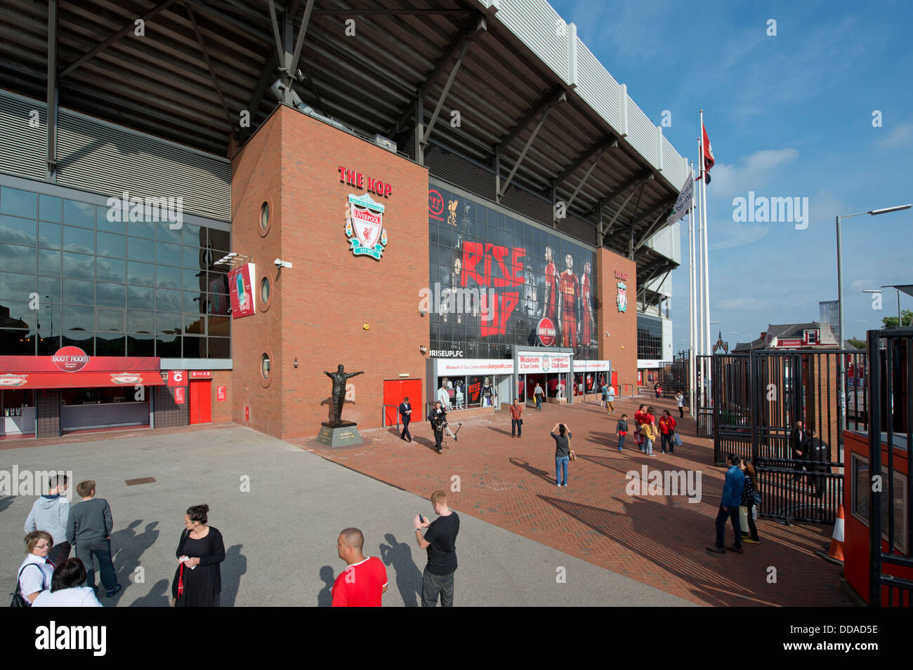 Un amplio ángulo de disparo de la Spion Kop final de Anfield Stadium, hogar del club de fútbol Liverpool (uso Editorial solamente). Foto de stock
