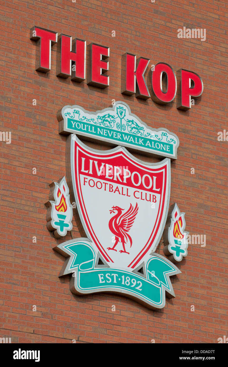 El Liverpool Fútbol Club crest adorna el Spion Kop final de Anfield Stadium en Merseyside. (Sólo para uso editorial). Foto de stock