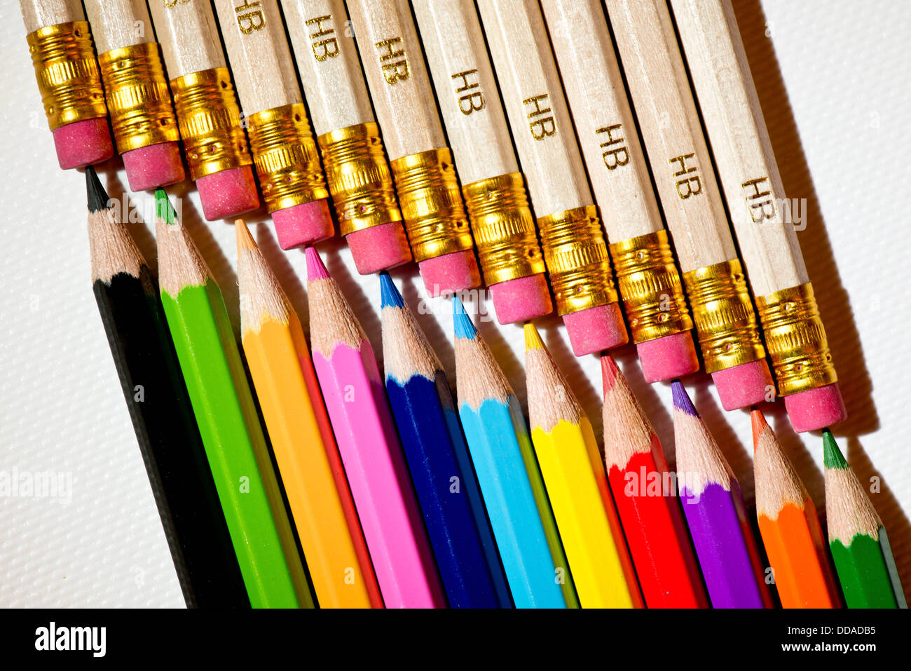 Un uniforme de cerca todos los lápices de colores diferentes estilos de macro con mucho detalle Foto de stock