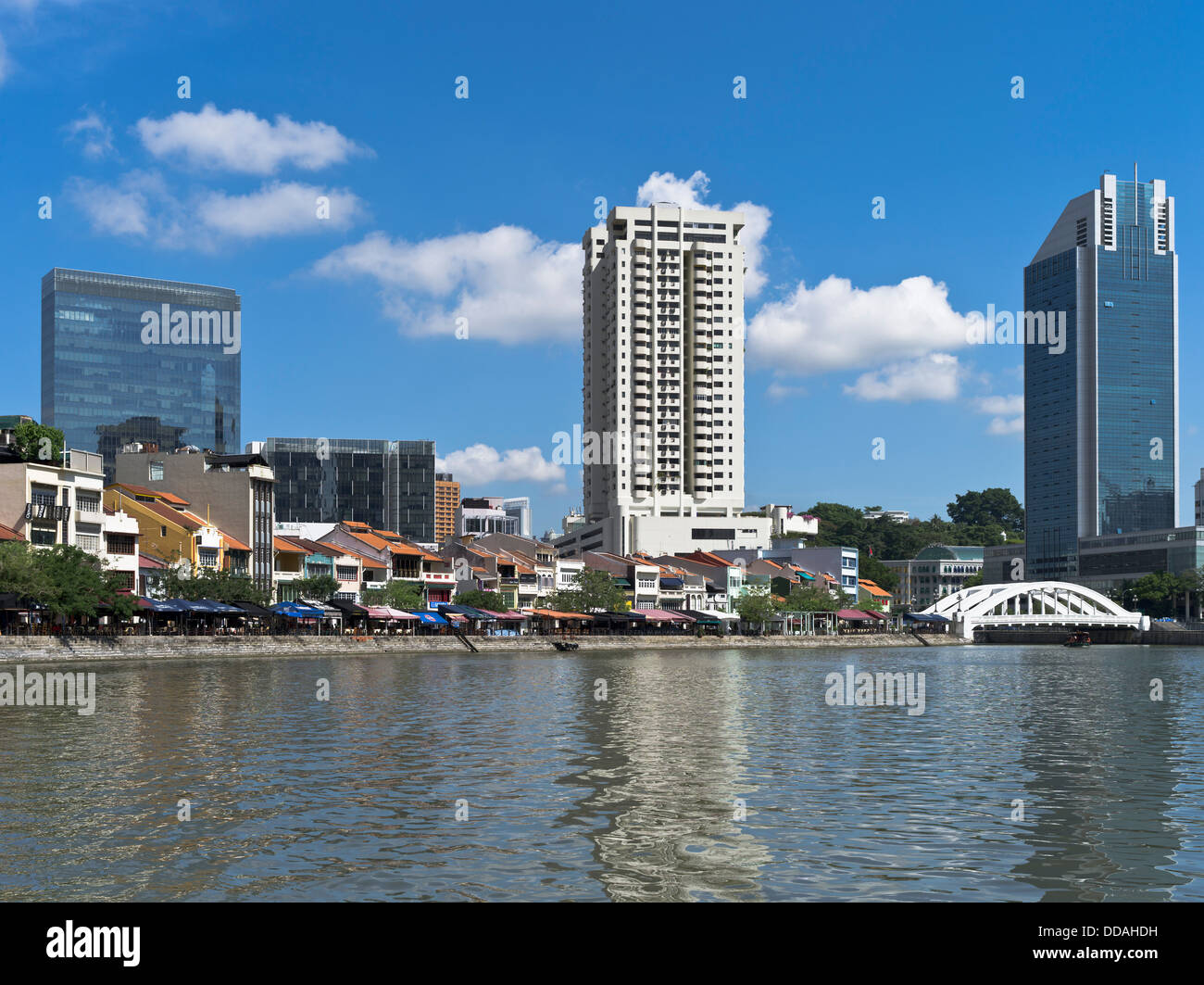 Dh Boat Quay Singapur viejos edificios nuevos Costanera Río Singapur Foto de stock