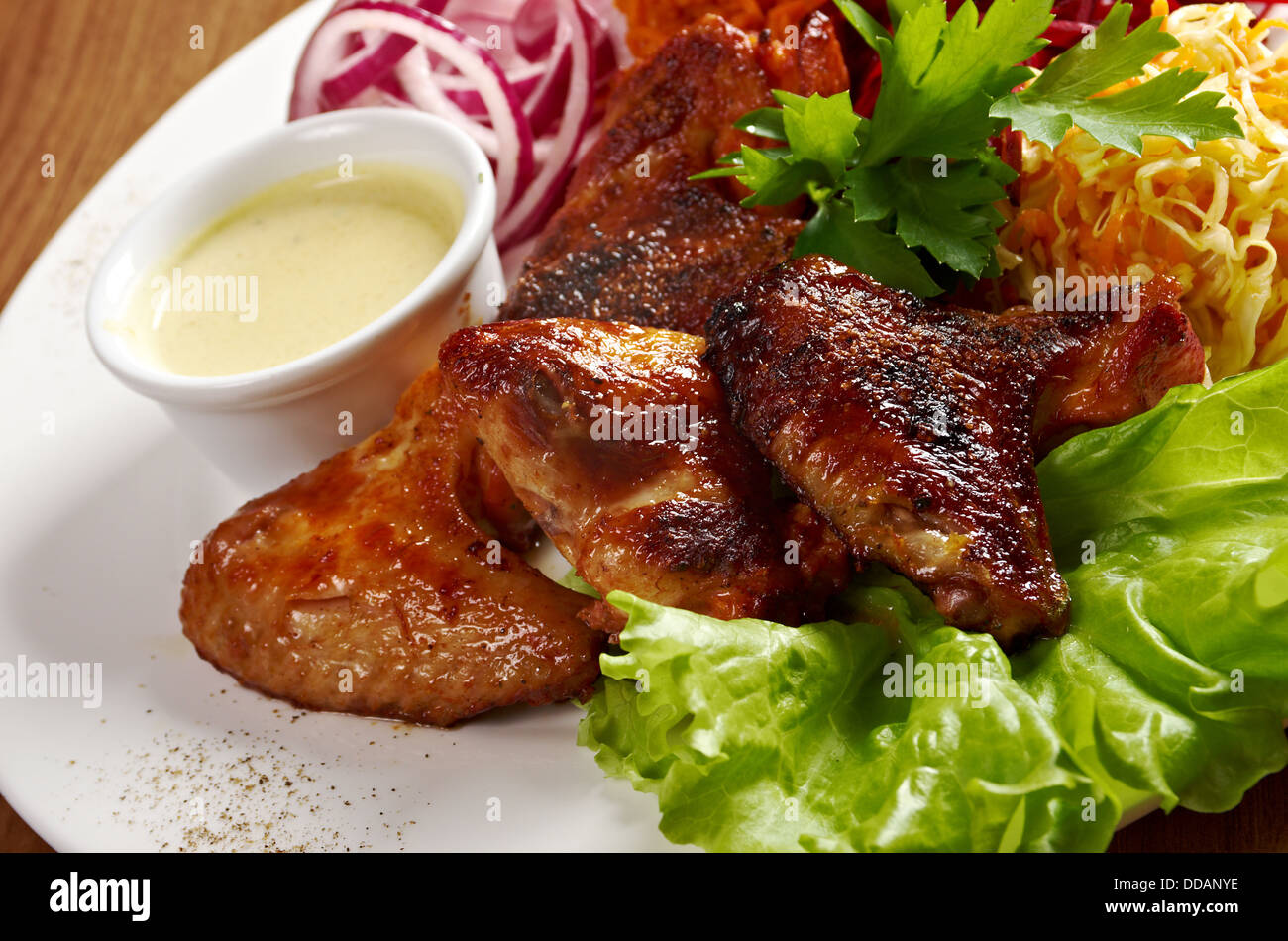 Alas de pollo a la plancha con verdura closeup Fotografía de stock Alamy Alas de pollo a la plancha con verdura closeup Fotografía de stock Alamy